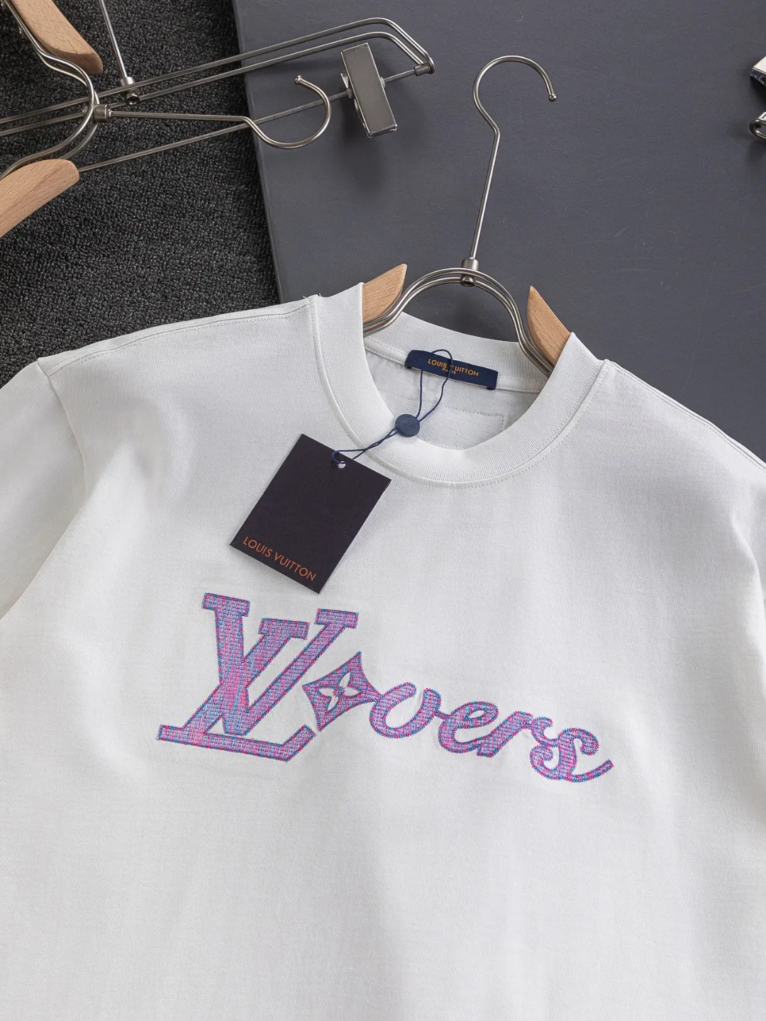 🅿️190 Louis Vuitton 1V micro-wide version S-Xl LV 25ss new product counters are on the shelves at the same time. Colorful purple letter design embroidery. Letter embroidery round neck short-sleeved T-shirt, same style for men and women! Synchronized with the official website, pure cotton fabrics at the counter! It is close to the skin and comfortable, durable and easy to wear. It has a classic and simple logo design and meticulous original craftsmanship. Short-sleeves, a must-have item for men, do not appear to be the same for the general public, but must be unique and eye-catching. This LV short-sleeve is all about quality, comfort, the same shape and fashion as always, including fabrics and cutting techniques. All of them have been made with great effort! 320 grams of washed pure cotton fabric, pure cotton is breathable, very refreshing and comfortable for daily wear. The rib knitting on the neckline is smooth and tight, and the neckline will not be skewed if you toss it at will. The loose version, you will find that it looks really good on the upper body. The overall is minimalist and neat, super versatile for daily use! Pair it casually with a pair of pants for a youthful look. A T-shirt will make your outfit crazy. It is a fashionable item that can never go wrong! Black, white, size: S-XL Size chart: S: Shoulder width 50-Bust 54-Length 70 M: Shoulder width 52-Bust 56.5-Length 72 L: Shoulder width 54-Bust 59-Length 74 XL: Shoulder width 56-Bust 61.5-Length 76